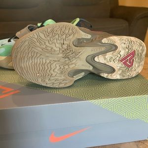 Nike Freak 4 SE (PS) size 1Y